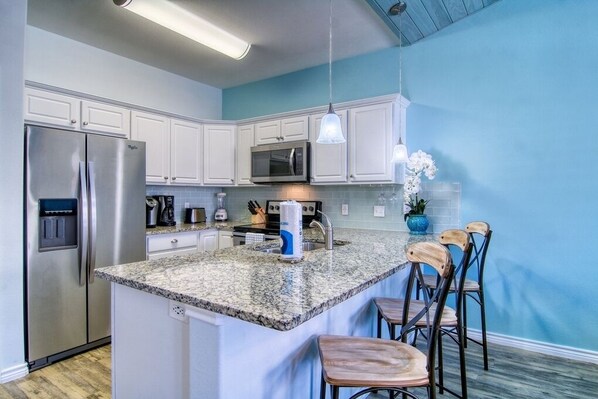 Condo, varias camas, patio (Turquoise Trea'shore) | Cocina privada | Refrigerador, microondas, horno y parrilla de estufa 