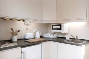 Køleskab, mikrobølgeovn, kogeplade, kaffe-/temaskine