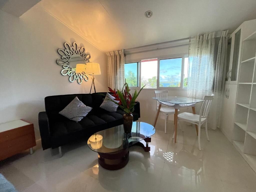 컴포트 스튜디오 | 거실 공간 | 디지털 채널 시청이 가능한 32인치 평면 TV