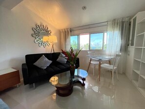 Estudio Confort | Área de sala de estar | Televisión de pantalla plana de 32 pulgadas con canales digitales