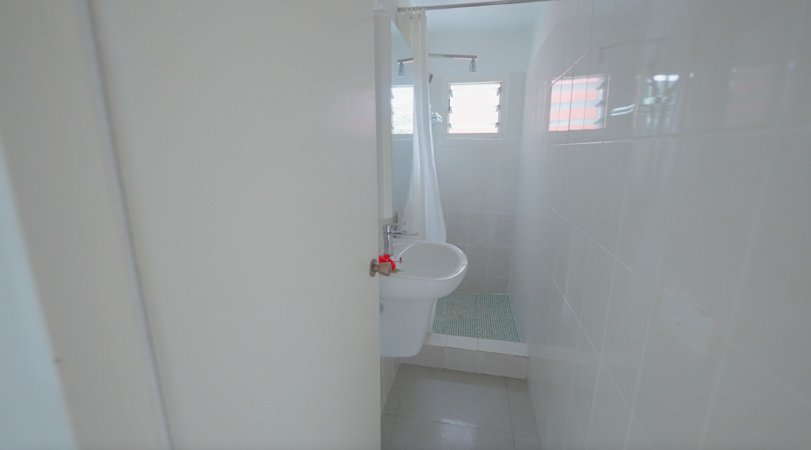 Ein Badezimmer mit Toilette, Bidet und Duschvorhang.