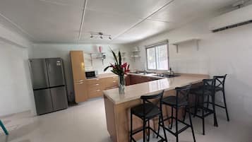 Comfort House | Private kitchen | Full-size fridge, microwave, oven, stovetop
