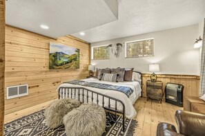 8 bedrooms, desk, iron/ironing board, travel crib