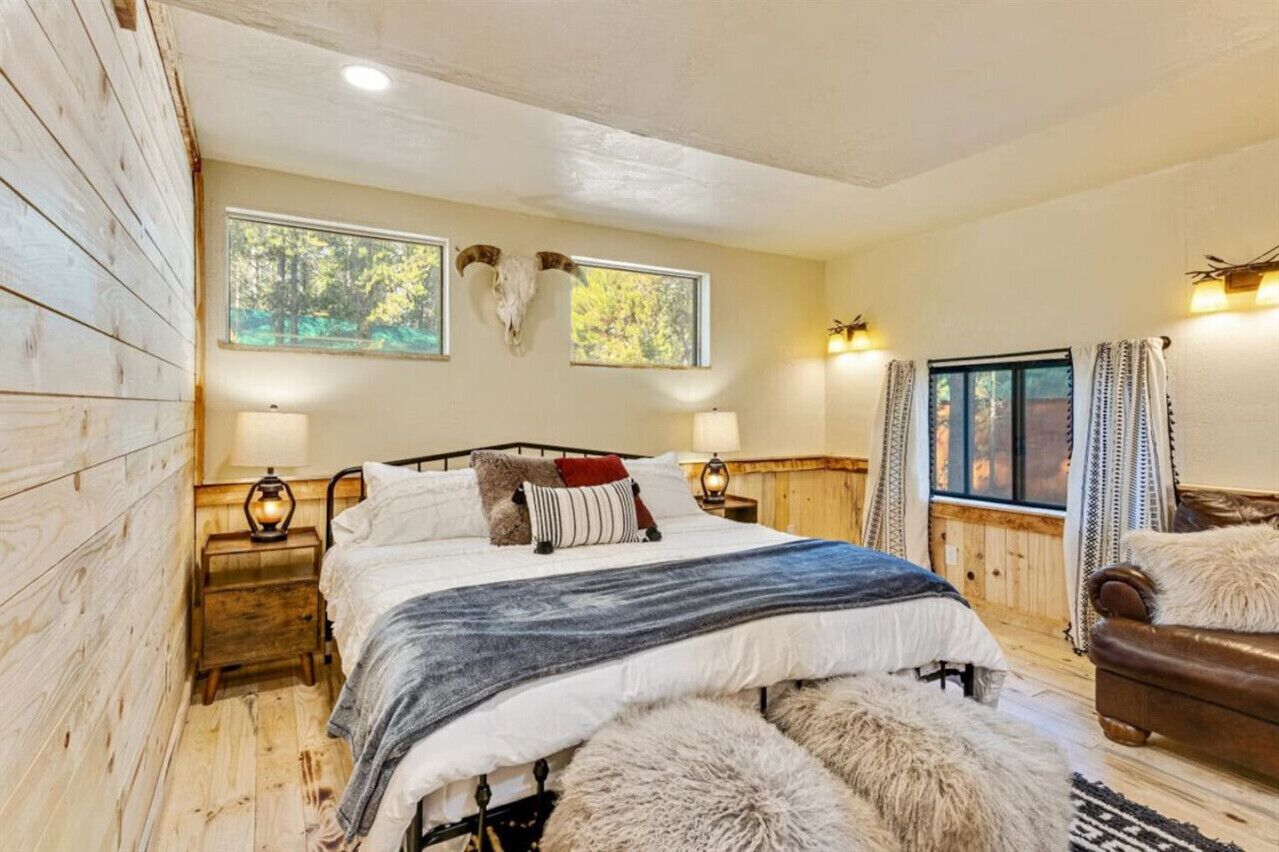 8 slaapkamers, een bureau, een strijkplank/strijkijzer, reisbedje