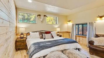 8 slaapkamers, een bureau, een strijkplank/strijkijzer, reisbedje