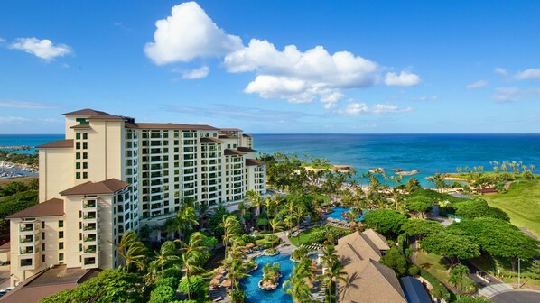 Ein Resort mit mehreren Gebäuden, einem Schwimmbad und Blick auf den Ozean.