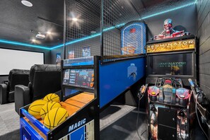 Ein Spielbereich mit Basketballsäulen, Basketballbällen und Spielautomaten.