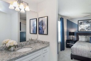 8 chambres, fer et planche à repasser, Wi-Fi, draps fournis