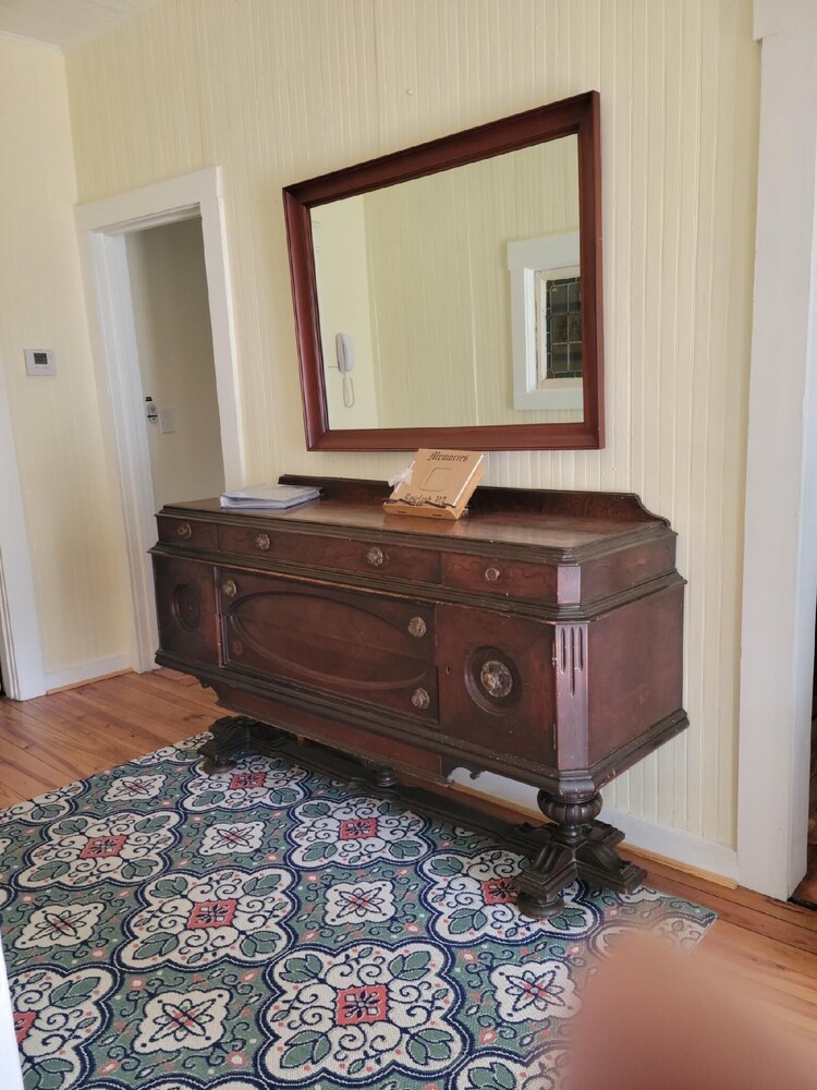 Historic Bungalow 30 minutes from Wintergreen Roseland Vrbo