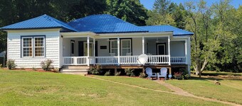Historic Bungalow 30 minutes from Wintergreen