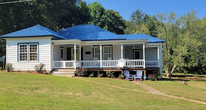 Historic Bungalow 30 minutes from Wintergreen