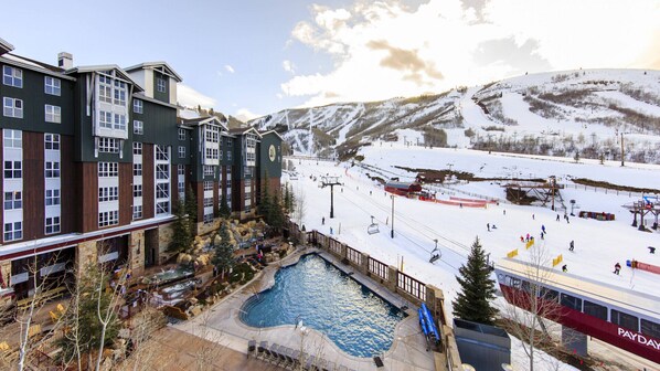 Ein Hotel mit Poolbereich, Skipisten und Bergblick.