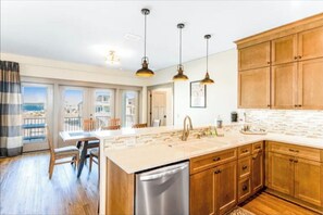 冰箱、微波炉、烤箱、炉灶