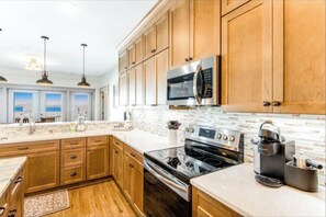 冰箱、微波炉、烤箱、炉灶