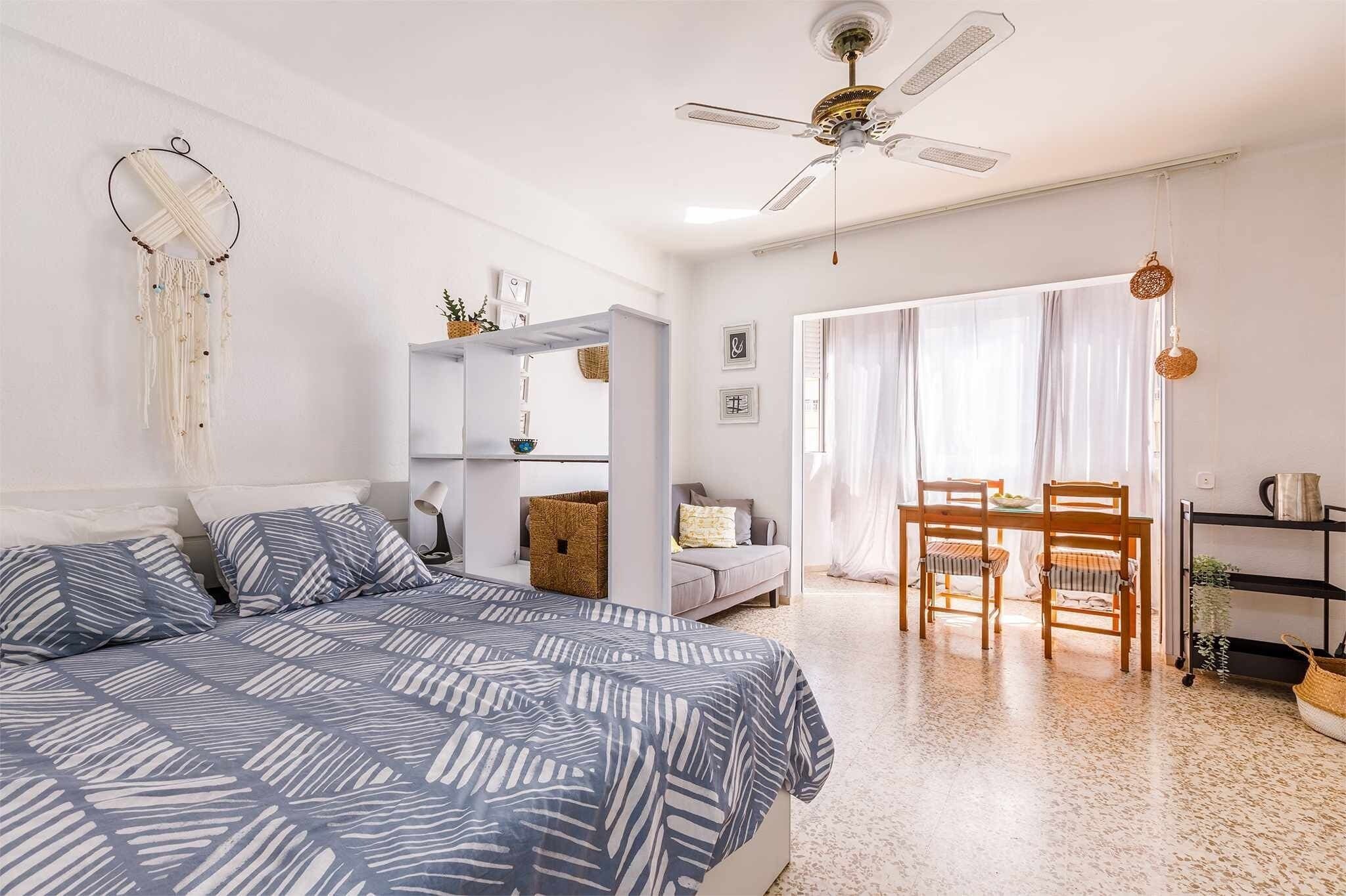 Tabla de planchar con plancha, cuna de viaje, wifi gratis y ropa de cama
