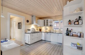 Køleskab, kogeplade, opvaskemaskine, kaffe-/temaskine