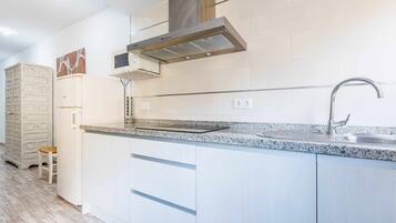 Kühlschrank, Mikrowelle, Wasserkocher mit Kaffee-/Teezubehör