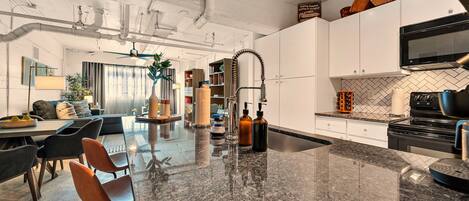 冷蔵庫、電子レンジ、オーブン、コンロ