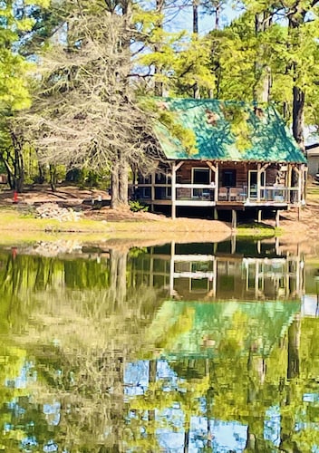 Waterside Cabin GREAT Fishing, 4 beds, 2 Kayaks Gated WI-FI parking Washer Dryer