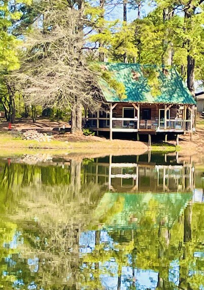 Waterside Cabin GREAT Fishing, 4 beds, 2 Kayaks Gated WI-FI parking Washer Dryer