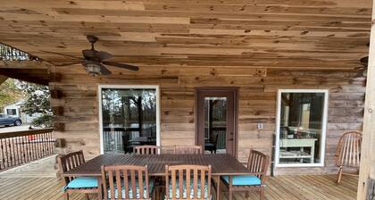 Waterside Cabin GREAT Fishing, 4 beds, 2 Kayaks Gated WI-FI parking Washer Dryer