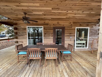 Waterside Cabin GREAT Fishing, 4 beds, 2 Kayaks Gated WI-FI parking Washer Dryer