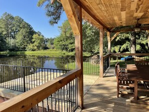 Outdoor dining - Waterside Cabin GREAT Fishing, 4 beds, 2 Kayaks Gated WI-FI parking Washer Dryer (Dalton)