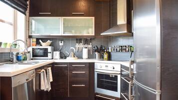 Jääkaappi, uuni, liesi, astianpesukone