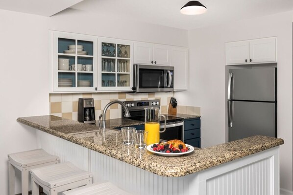 Fridge, microwave, oven, stovetop - Garden View - 2 Bedroom - Marriott's SurfWatch - Full Resort Access (Hilton Head Island)