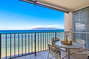 Outdoor dining - Expansive ocean view condo with large windows (Lahaina)