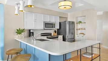 Frigorifero, microonde, forno, piano cottura