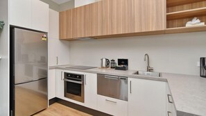 Fridge, microwave, oven, stovetop - Kaiapoi Luxury Accommodation 1 -Historic and Luxury Apartment in Kaiapoi (Kaiapoi)