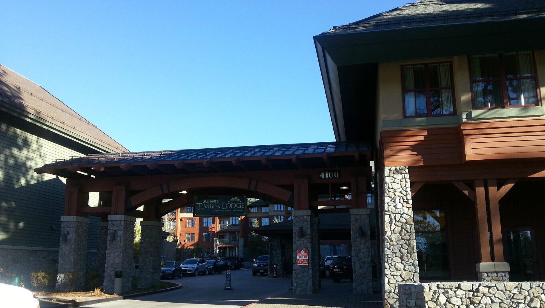 Entrada de hotel con fachada de piedra, un corredor cubierto y un letrero de Marriott's Timber Lodge.