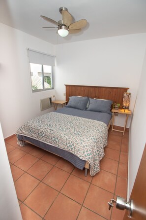 2 habitaciones, escritorio, tabla de planchar con plancha y wifi gratis 