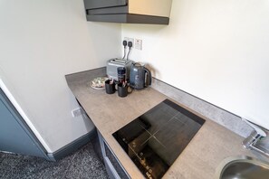 Fridge, microwave, oven, stovetop - Spacious 1-Bed Studio in Birmingham (Birmingham)