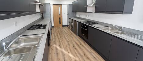 Kylskåp, mikrovågsugn, ugn och spishäll