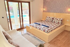 4 bedrooms, iron/ironing board, WiFi, bed sheets