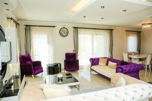 Fernseher, Kamin, Stereoanlage