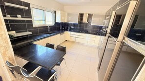 Fridge, microwave, oven, stovetop - Hot tub-Fireplace-Pets-Sleeps 11-Bbq-Pool-Parking (Dalyan)