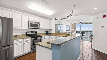 Refrigerador, microondas, horno, placa de cocina