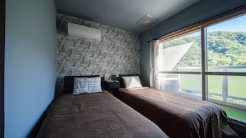Habitació amb dos llits individuals | Cortines opaques, planxa i posts de planxar i wifi gratuïta