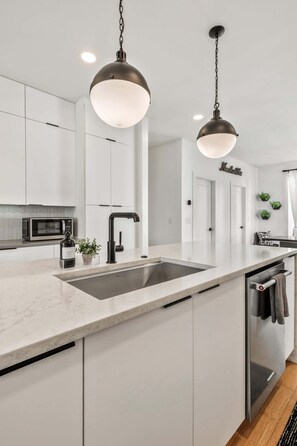 冰箱、微波炉、烤箱、炉灶