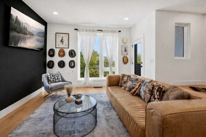 TV - Nash Haven • Luxe Skyline Views (Nashville)