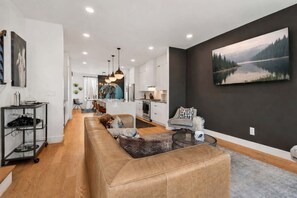 TV - Nash Haven • Luxe Skyline Views (Nashville)