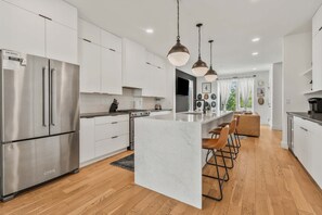 ثلاجة، ميكروويف، فرن، موقد طهي مسطح