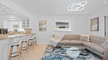 TV connectée, cheminée, livres, espaces bureaux