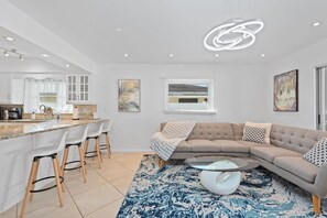 智能电视、壁炉、书、办公室