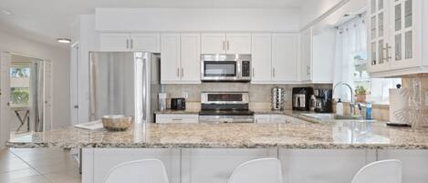 Kylskåp, mikrovågsugn, ugn och spishäll