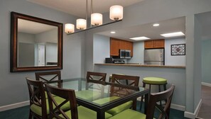 Dining - 2 Bedroom - Marriott's Harbour Point and Sunset Pointe at Shelter Cove - Full Resort Access (Hilton Head Island)