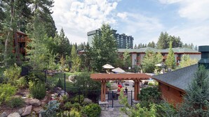 Un chalet doté d’une terrasse en bois, d’un espace salon extérieur et d’un jardin.